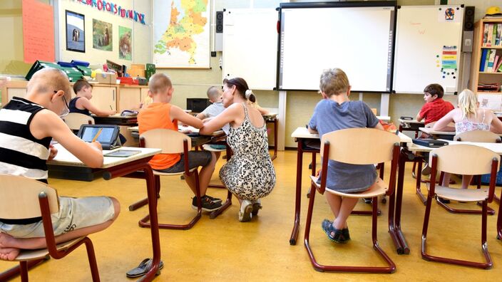 Illustration d'enfants dans une salle de classe 